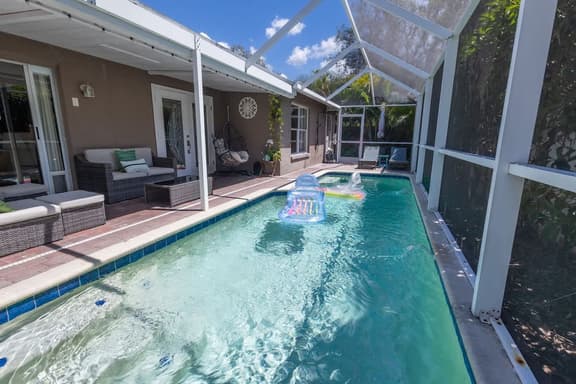 Poolside Palms 